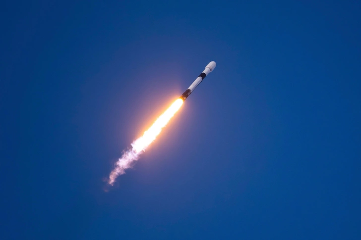 На пути к очередному рекорду: компания SpaceX в сотый раз запустила ракету-носитель Falcon 9 в 2025 году