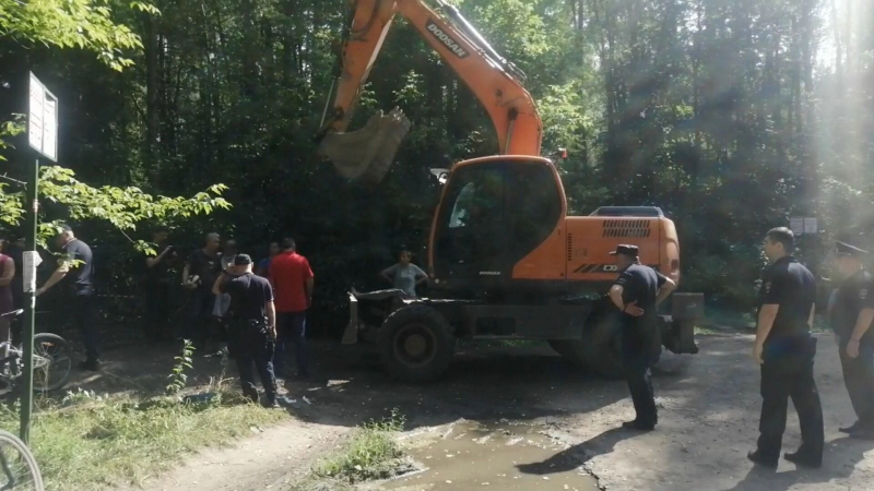 От Химкинского леса к Лосиному острову. В нацпарке строят дорогу под охраной полиции