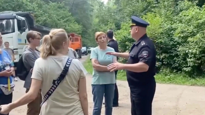 От Химкинского леса к Лосиному острову. В нацпарке строят дорогу под охраной полиции