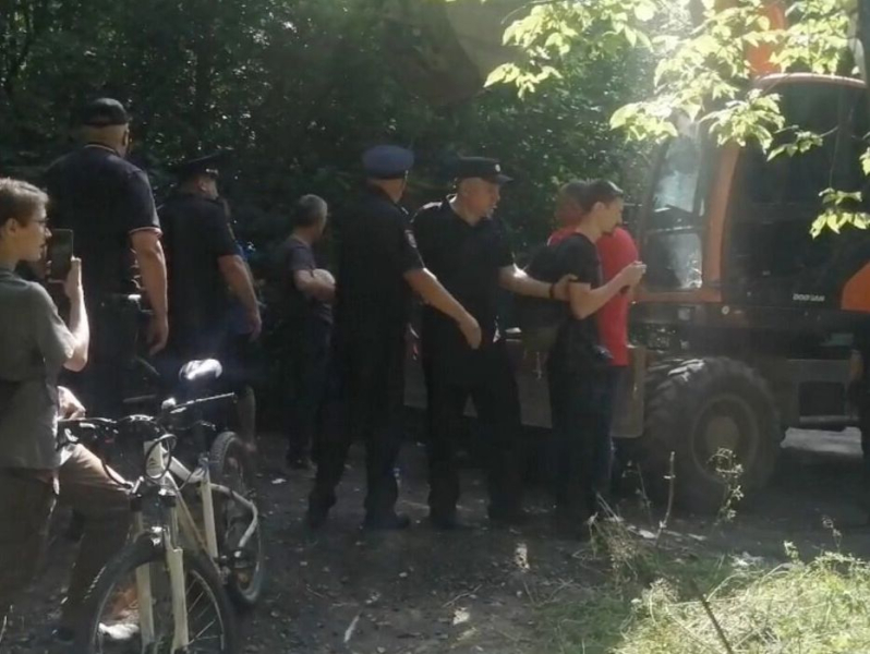 От Химкинского леса к Лосиному острову. В нацпарке строят дорогу под охраной полиции