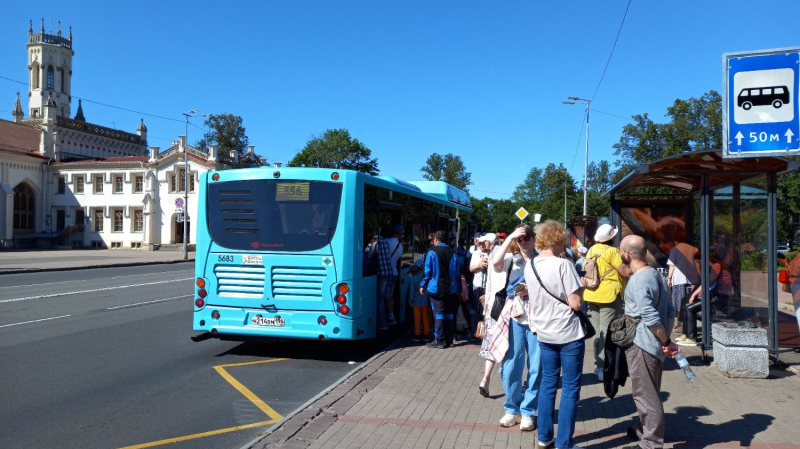 Петергоф за один день: как добраться, не переплатить и сберечь нервы