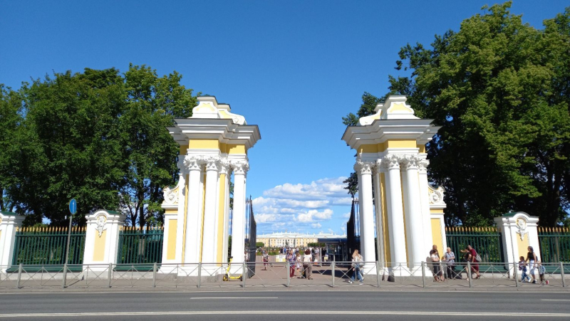 Петергоф за один день: как добраться, не переплатить и сберечь нервы