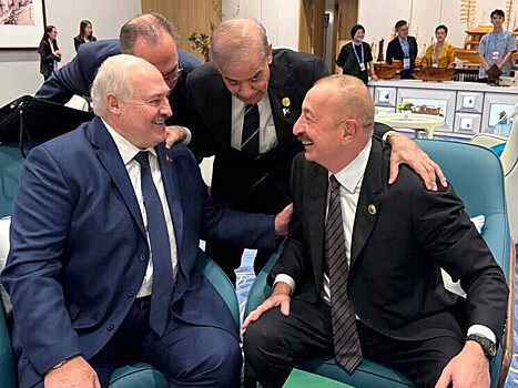 В России одним словом оценили фотографию Лукашенко и Алиева