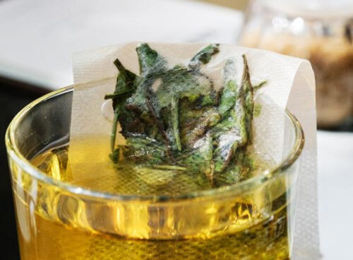 Эксперт развеяла миф о том, что зеленым чаем можно запивать сладкое и не толстеть