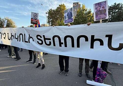 В Ереване начались протесты сторонников Карапетяна