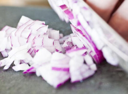 Ученые: Нарезка лука острым ножом препятствует появлению слез