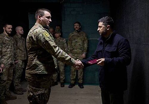 Зеленский пожал руки военным ВСУ с нашивками СС