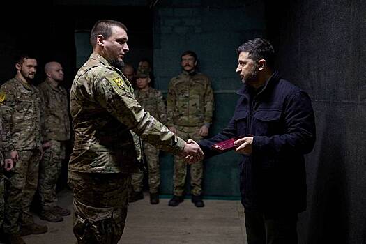 Зеленский пожал руки военным ВСУ с нашивками СС