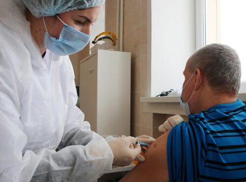 «ВОЗ рекомендует»: Госдума взялась перекраивать календарь прививок для стариков, кто-то уже прибыль считает