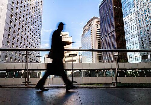 Работники по всему миру лишились должностей из-за ИИ. Почему их позвали обратно?