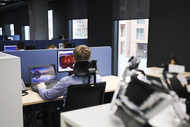 Работники по всему миру лишились должностей из-за ИИ. Почему их позвали обратно?