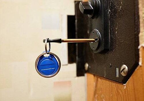 Пожилая россиянка поверила лжесиловикам и лишилась квартиры Пожилая россиянка поверила лжесиловикам и лишилась квартиры