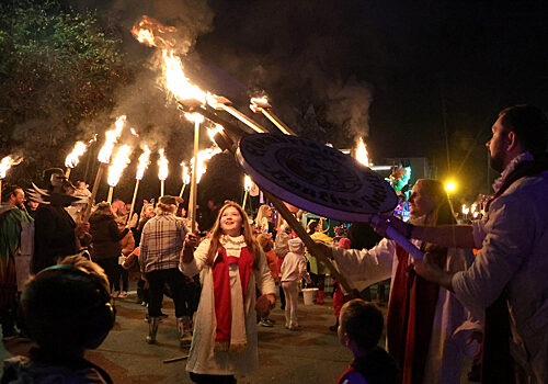 В Британии сожгли чучело премьер-министра Стармера