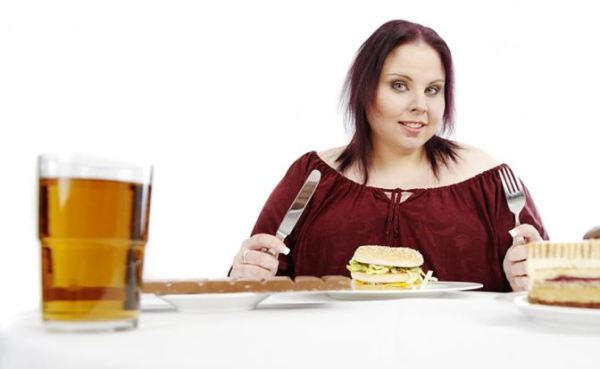 Эндокринолог опровергла популярные мифы о запивании пищи