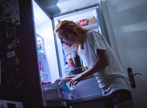 Россиян предупредили о неожиданной опасности ночных перекусов Россиян предупредили о неожиданной опасности ночных перекусов