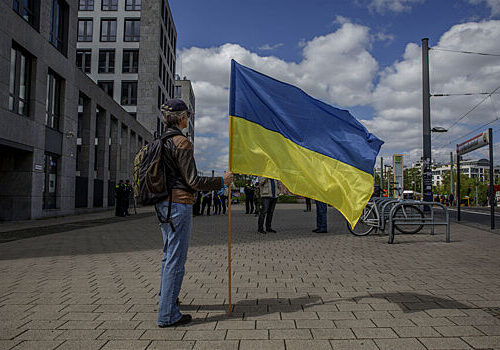 В Праге сняли флаг Украины со здания МВД Чехии В Праге сняли флаг Украины со здания МВД Чехии
