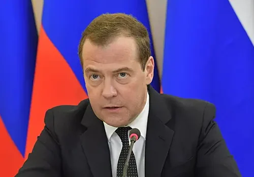 Медведев назвал идею референдума Зеленского «средним пальцем» в адрес США