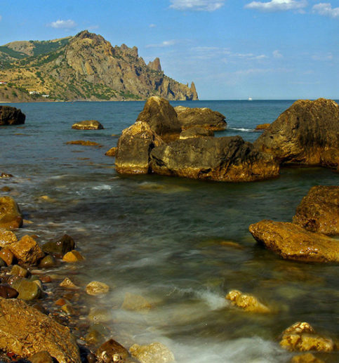 камни на берегу