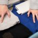 Как сложить футболки вертикальным способом для экономии места